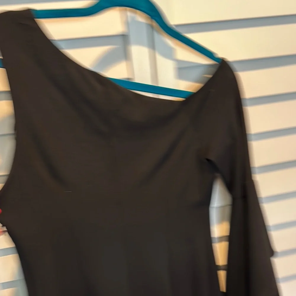 Vince Camuto dry cleaned Black One-Shoulder lined Dress with Flamenco sleeve. - Picture 5 of 9